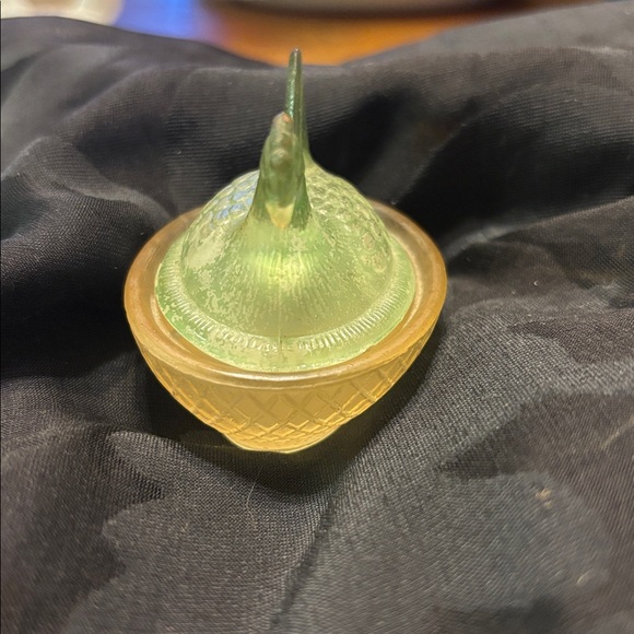 Vintage pastel pink bottom/green lid frosted glass hen on a nest salt cellar - Picture 3 of 12